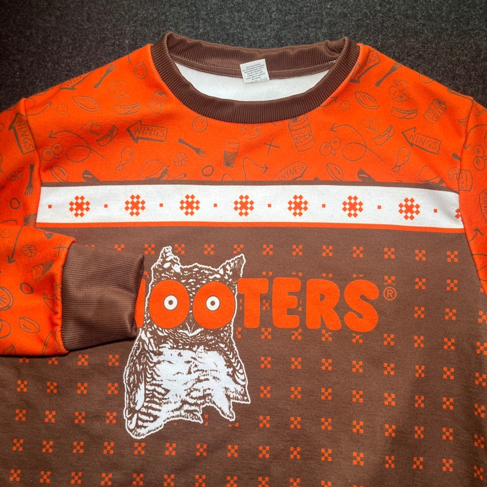 Hooters Sweatshirt Mens Medium Orange Excellent Holiday Owl Graphic Pullover